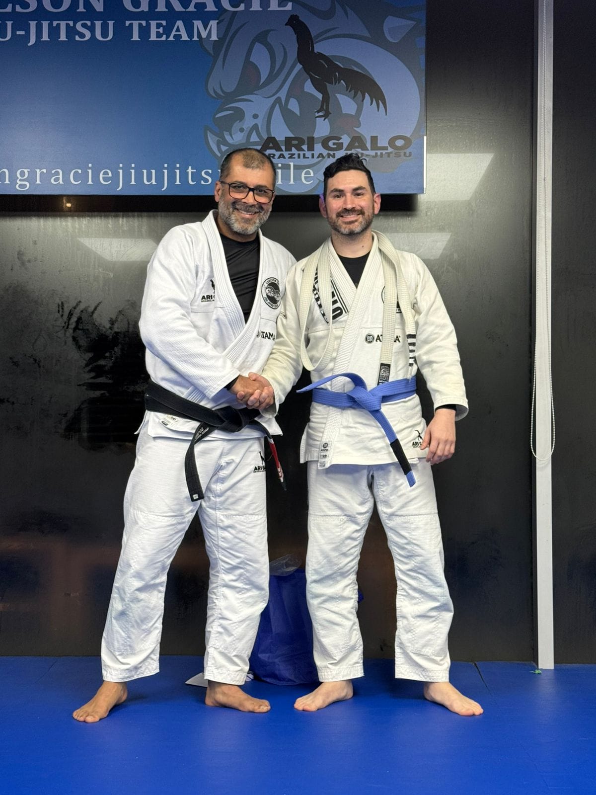 Carlos en el tatami, con kimono de jiu-jitsu