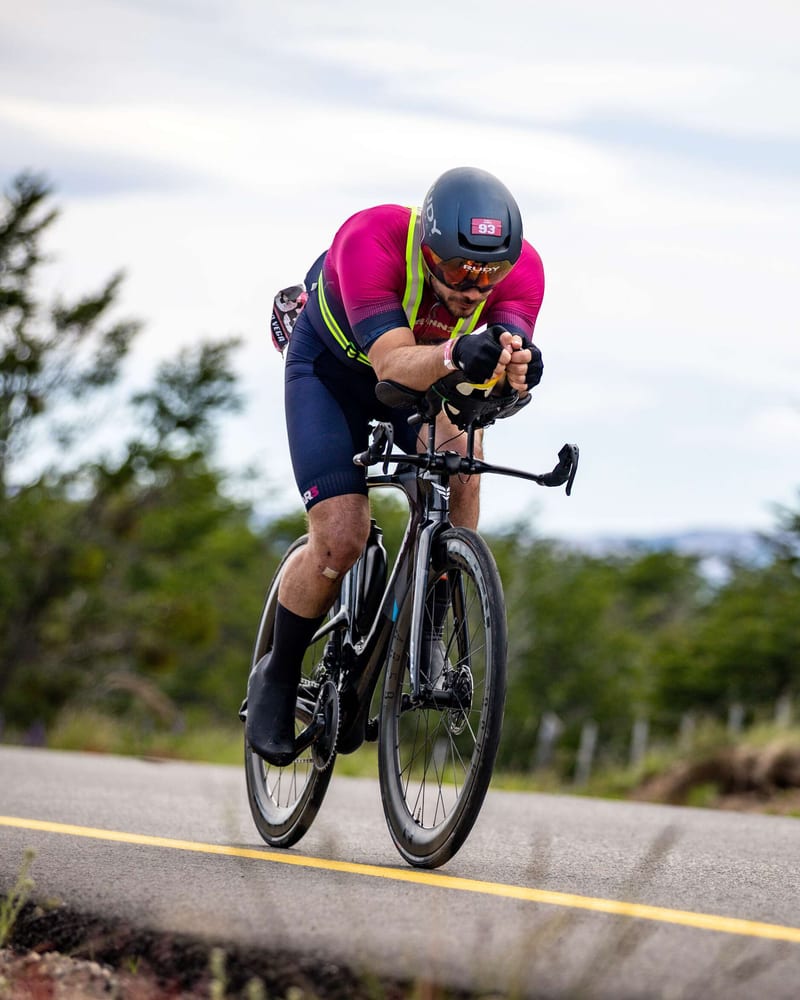 Diego en posición aero sobre la bici de contrarreloj, en carretera