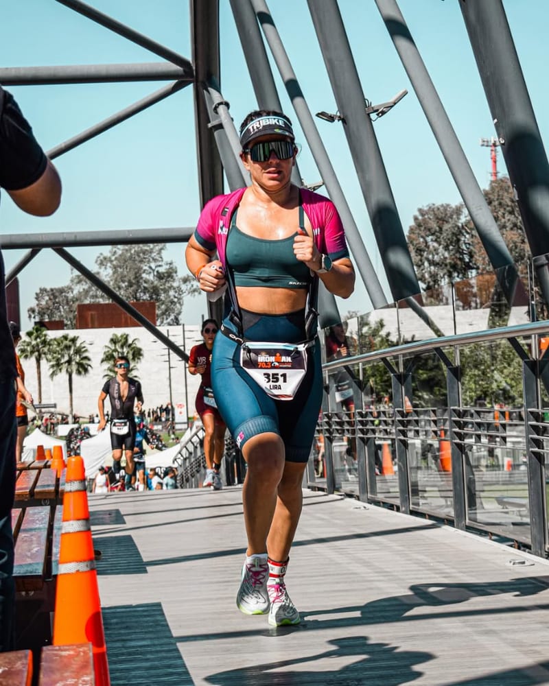 Lira corriendo el segmento de trote de un Ironman 70.3